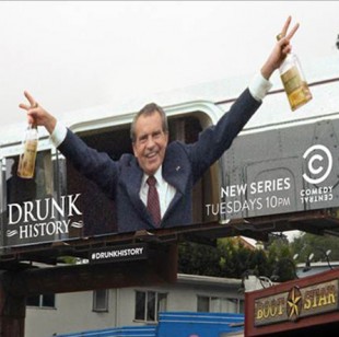 Det var vel ikkje heilt slik det var... Billboard for «Drunk History». (Foto: Comedy Central)