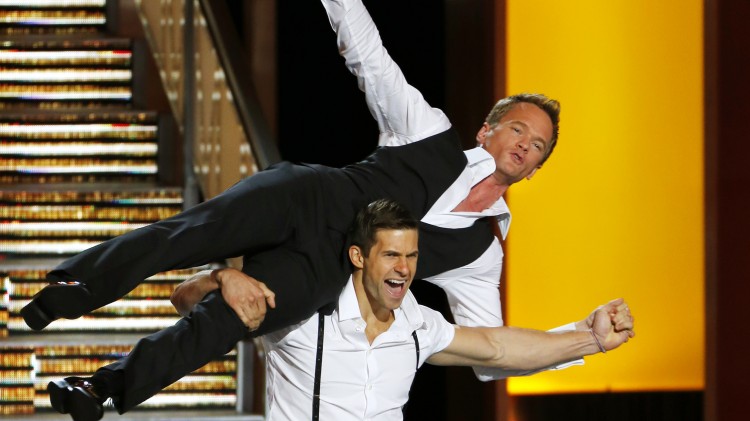 Kjent for sine spektakulære dansenumre, Neil Patrick Harris skuffet ikke under årets Emmy-utdeling. (Foto: REUTERS/Mike Blake)