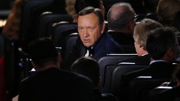 Kevin Spacey snur seg til kameraet i et velregissert åpningsnummer under årets Emmy-utdeling. (Foto: REUTERS/Mike Blake)