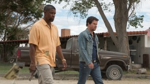 Denzel Washington og Mark Wahlberg går på en kul måte i 2 Guns (Foto: United International Pictures).