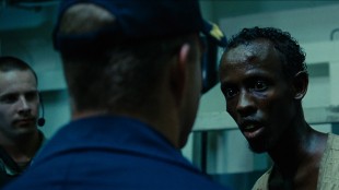 Barkhad Abdi (t.h.) spiller desperat kaprer i Captain Phillips (Foto: United International Pictures).