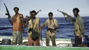 Faysal Ahmed (t.v.), Barkhad Abdi, Barkhad Abdirahman og Mahat Ali spiller kaprerne i Captain Phillips (Foto: United International Pictures).