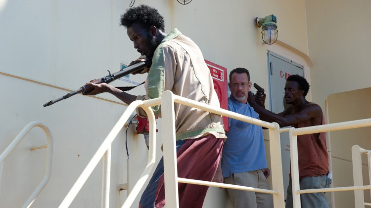 Mahat Ali (t.v.), Tom Hanks og Faysal Ahmed i Captain Phillips (Foto: United International Pictures).