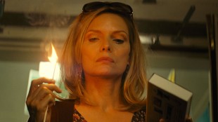 Michelle Pfeiffer spiller mafiakone på flukt i Farvel til mafiaen (Foto: Scanbox).