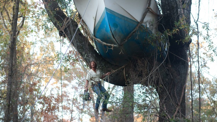 Mud (Matthew McConaughey) må reparere flomskadet båt (Foto: Scanbox).