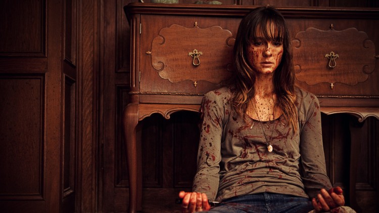 Erin (Sharni Winson) under blodige omstendigheter i You're Next (Foto: Scanbox).