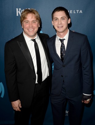 Regissør og forfattar Stephen Chbosky med hovudrolleinnehavar Logan Lerman. (Foto: Jason Merritt/Getty Images for GLAAD/AFP)