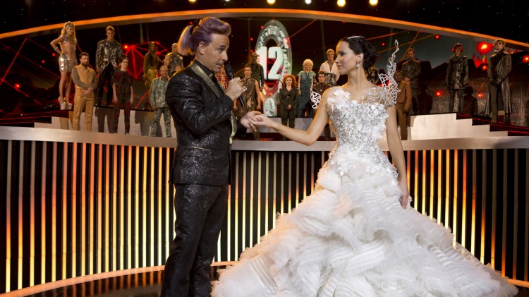 Stanley Tucci (Caesar Flickerman) og Jennifer Lawrence (Katniss) i The Hunger Games: Catching Fire (Foto: Lionsgate).