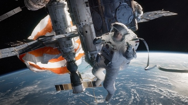 Sandra Bullock havner i farlige situasjoner i Gravity (Foto: SF Norge AS).