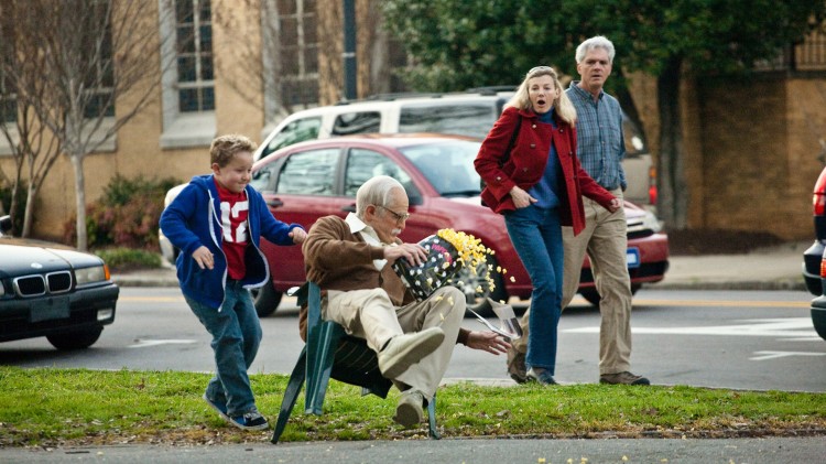 Johnny Knoxville og Jackson Nicoll i en av flere flaue situasjoner i Jackass Presents: Bad Grandpa (Foto: United International Pictures).