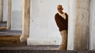 Johnny Knoxville spiller gammel gris i Jackass Presents: Bad Grandpa (Foto: United International Pictures).