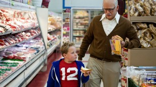 Irving (Johnny Knoxville) og Billy (Jackson Nicoll) prøver seg som butikktyver i Jackass Presents: Bad Grandpa (Foto: United International Pictures).