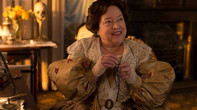 Du synes kanskje Kathy Bates ser ut som en trivelig dame i American Horror Story: Coven? Men der tok du feil gitt! (Foto: FOX).