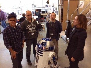 Frå venstre: J.J. Abrams, Lee Towersey, Oliver Steeples, Kathleen Kennedy. R2-D2 i front. (Foto: Bad Robot)