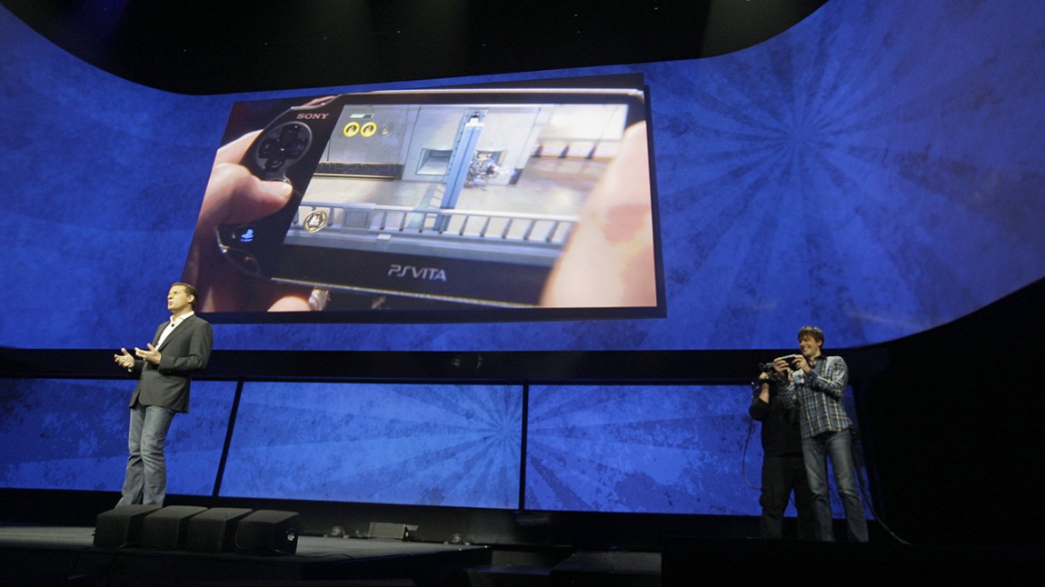 Gaikai-sjefen David Perry viste frem Sonys planer for strømming av spill mellom Playstation 4-, Playstation 3- og Playstation Vita-konsollene under en pressekonferanse i februar i år.  (AP Photo/Frank Franklin II)