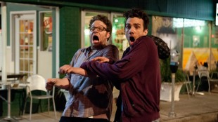 Seth Rogen og Jay Baruchel ser noe fryktelig skummelt i This Is The End (Foto: United International Pictures).