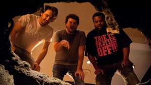 James Franco, Danny McBride og Craig Robinson ser ned på noen i This Is The End (Foto: United International Pictures).