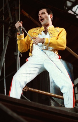Queen-vokalist Freddie Mercury i 1986. (Foto: AP Photo/Marco Arndt)
