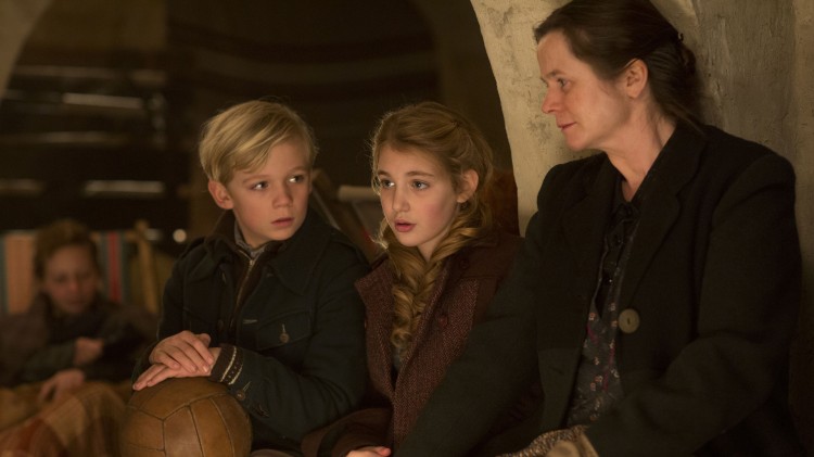 Nico Liersch, Sophie Nélisse og Emily Watson i Boktyven (Foto: Twentieth Century Fox Film Corporation).