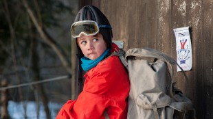 Karsten (Elias Søvold-Simonsen) skal gjøre noe litt farlig i Karsten og Petra på vinterferie (Foto: Cinenord Kidstory/SF Norge).