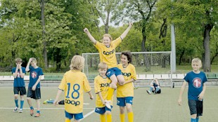 En fotballcup er et viktig mål for barna i Kule kidz gråter ikke (Foto: SF Norge AS/Cinenord).