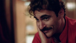 Joaquin Phoenix spiller hovedrollen i scifi-dramaet «Her». (Foto: United International Pictures)