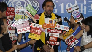 Nicolas Cage snakker med pressen etter å ha mottat en pris under filmfestivalen i den kinesiske storbyen Macau. (Foto: Reuters/Tyrone Siu)