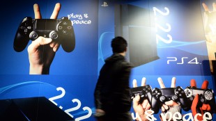 22. februar er det duket for Playstation 4-lansering i Sonys hjemland Japan. Omfattende markedsføringskampanjer er allerede i gang i landets største byer, her fra Tokyo 1. februar. (Foto: AFP PHOTO / TOSHIFUMI KITAMURA)