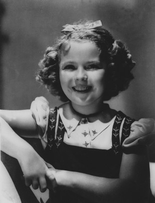 Da dette bildet fra 1936 ble tatt var Temple allerede en av USAs mest kjente filmstjerner. Før hun hadde fylt ti år hadde hun vunnet en Oscar-pris og var en av de mest populære stjernene under den amerikanske depresjonen. (AP Photos/Files)