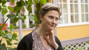Kjersti Elvik spiller ensom lærer i Ta meg med! (Foto: Monster Scripted/ SF Norge).