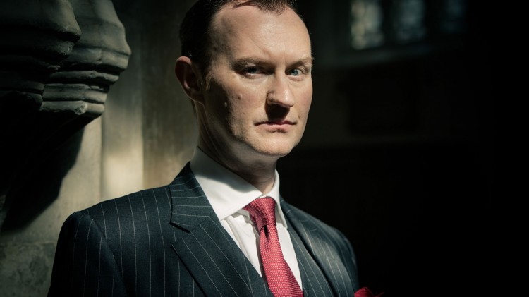 Mark Gatiss som Mycroft Holmes i Sherlock. (Foto: BBC).