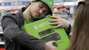 Nokre har venta veldig lenge på ein ny Xbox One. (AP Photo/Nam Y. Huh)