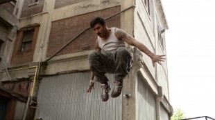 David Belle viser sine parkour-egenskaper i Brick Mansions (Foto: Scanbox).