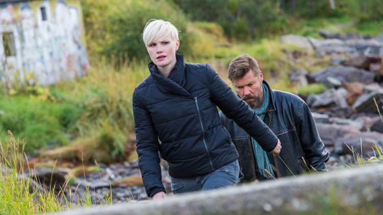 Lena Kristin Ellingsen og Stig Henrik Hoff i Glassdukkene (Foto: Ørjan Bertelsen/ SF Norge AS).