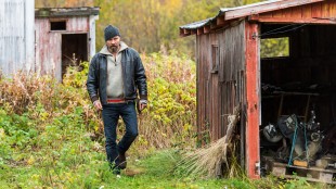 Stig Henrik Hoff er god som Aslak Eira i Glassdukkene (Foto: Ørjan Bertelsen/ SF Norge AS).