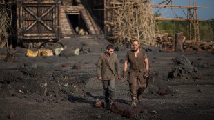 Kam (Logan Lerman) og Noah (Russell Crowe) foran arken i Noah (Foto: United International Pictures).