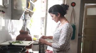 Ila (Nimrat Kaur) lager god mat i The Lunchbox (Foto: Scanbox).