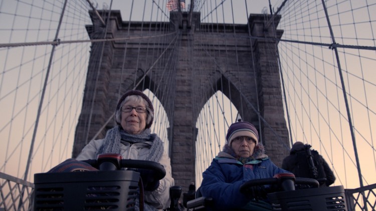 De to gamle damene reiser til New York for å snakke med finansmennene på Wall Street. (Foto: Storytelling Media).