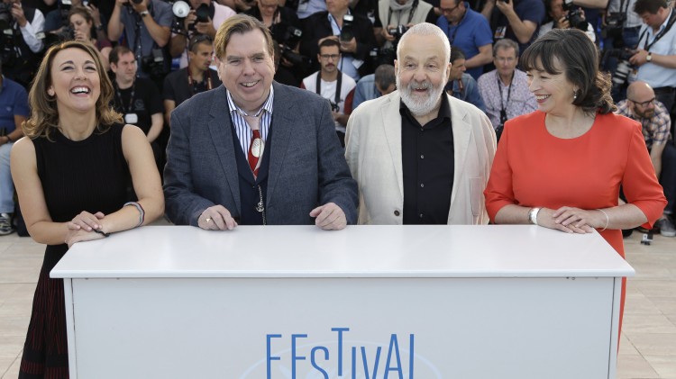 Dorothy Atkinson, Timothy Spall, Mike Leigh og Marion Bailey i Cannes (AP Photo/Thibault Camus).