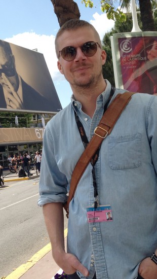 Filmbonanza-programleder Vegard Larsen foran festivalpalasset i Cannes. (Foto: NRK)