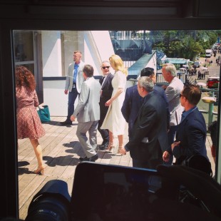 Nicole Kidman på vei til pressekonferanse. Journalister tett i tett. (Foto: Vegard Larsen / NRK)
