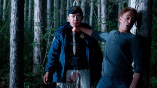 Jean Claude Van Damme går bananas som skurk i «Enemies Closer». (Foto: Lionsgate)