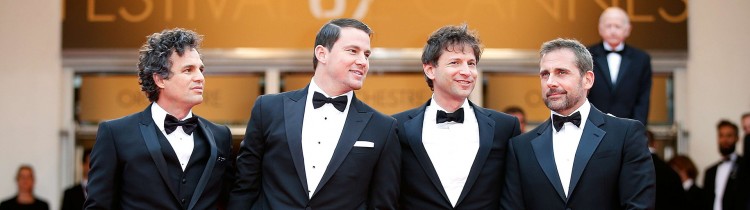 Mark Ruffalo, Channing Tatum, regissør Bennett Miller og Steve Carell poserer for fotografene på den røde løperen før visningen av «Foxcatcher». En av de tre skuespillerne ventes å motta en skuespillerpris på Cannes-festivalen. (Foto: AFP Photo / Valery Hache)