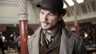 Josh Hartnett spiller en revolvermann i et omreisende ville vesten-show i Penny Dreadful. (Foto: HBO Nordic).