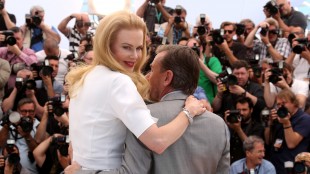 Nicole Kidman og Tim Roth poserer for de hunrige fotografene foran festivalpalasset i Cannes. (Foto: Joel Ryan/Invision/AP)