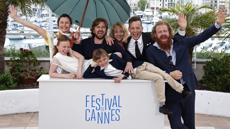 Regissør Ruben Østlund og skuespillerne fra «Turist» poserer for fotografene under den 67. utgaven av Cannes festivalen. Fra høyre: Kristofer Hivju, Johannes Bah Kuhnke, Østlund og Lisa Loven Kongsli. Foran liggende: Clara Wettergren og Vincent Wettergren (liggende). (AP Photo/Thibault Camus)