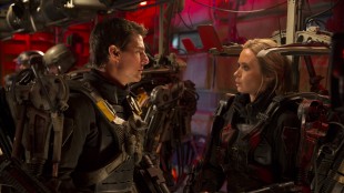 Tom Cruise spiller mot Emily Blunt i Edge Of Tomorrow (Foto: Warner Bros. Pictures/ SF Norge).
