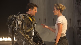 Cage (Tom Cruise) får hjelp av Rita (Emily Blunt) i Edge Of Tomorrow (Foto: Warner Bros. Pictures/ SF Norge).