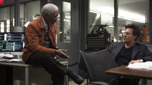 Morgan Freeman og Johnny Depp i Transcendence (Foto: Nordisk Film Distribusjon AS).