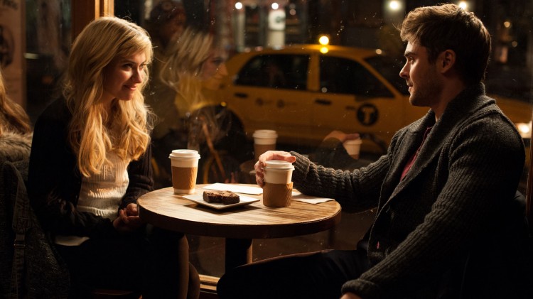 Ellie og Jason på romantisk kaffedate i That Awkward Moment. (Foto:  Nordisk Film Distribusjon AS).